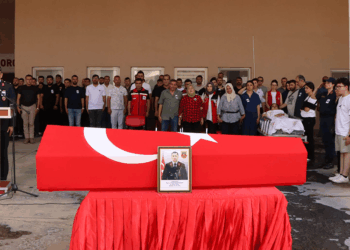 Kazada ölen eşi için düzenlenen törene sedye ile getirildi