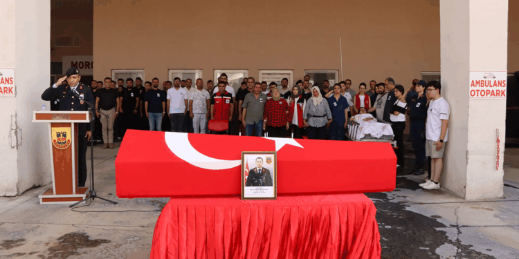 Kazada ölen eşi için düzenlenen törene sedye ile getirildi