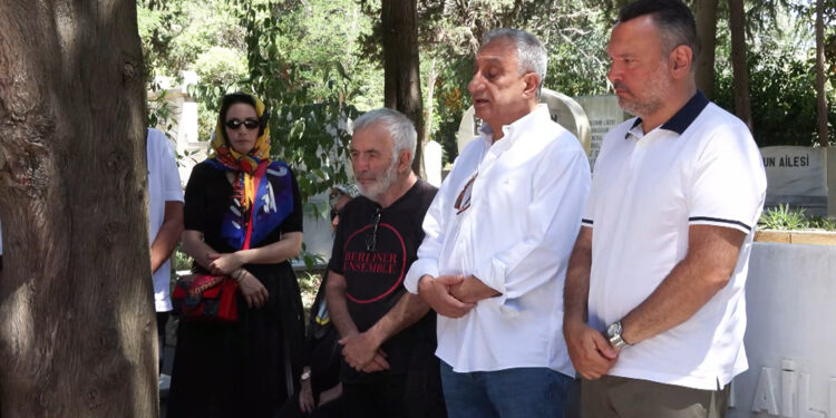 Kemal Sunal vefatının 25'inci yıl dönümünde kabri başında anıldı