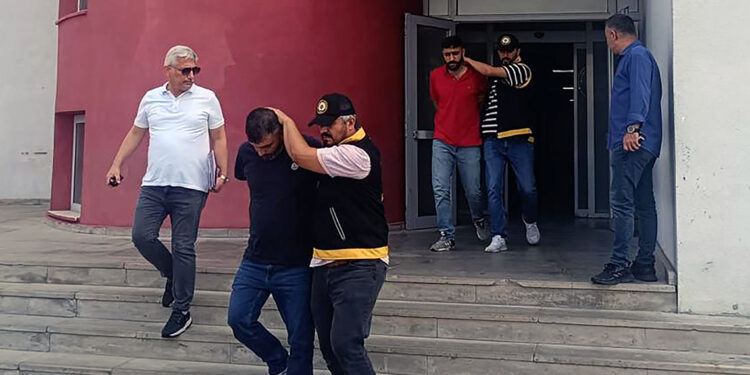 Kendilerini polis olarak tanıtıp, 4 milyon 250 bin lira dolandırdılar