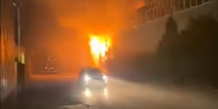 Kimya fabrikasının deposunda çıkan yangın söndürüldü