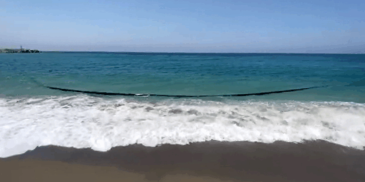 Kirlilikle gündeme gelen sahilde 500 metrelik boru kıyıya vurdu