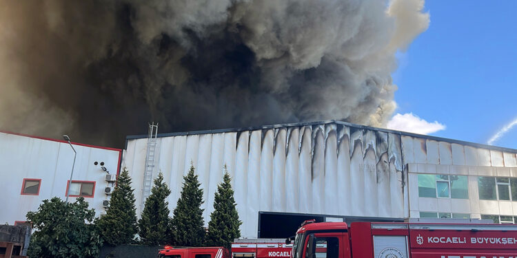 Kocaeli'de plastik fabrikasında yangın çıktı