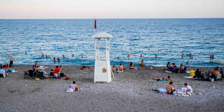 Konyaaltı Sahili'nde cankurtaran mesaisi sonrası tehlikeli saatler