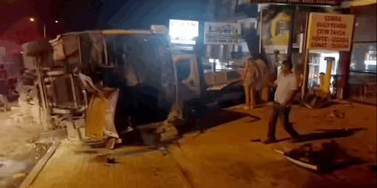 Kuşadası'nda turistleri taşıyan midibüsü devrildi: 5 yaralı