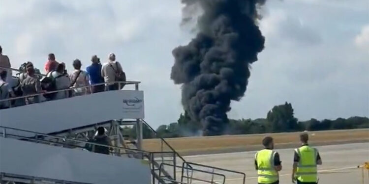 Londra'da küçük uçak düştü