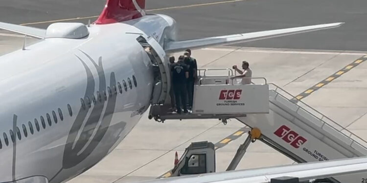 Leman Dergisi yazı işleri müdürü havalimanında gözaltına alındı 