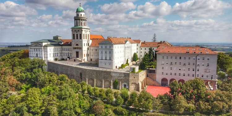 Macaristan’ın en eski kütüphanesi ‘ekmek böceklerinin’ istilasına uğradı