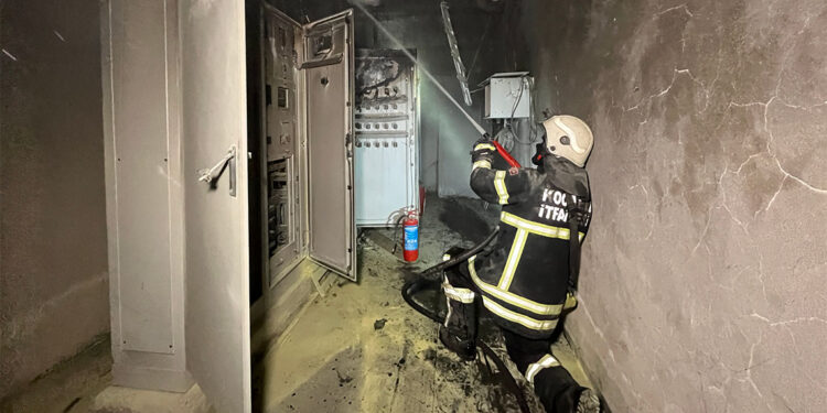 Mahsur kaldıkları asansörde dumandan etkilenen 1'i çocuk 5 kişiyi itfaiye kurtardı