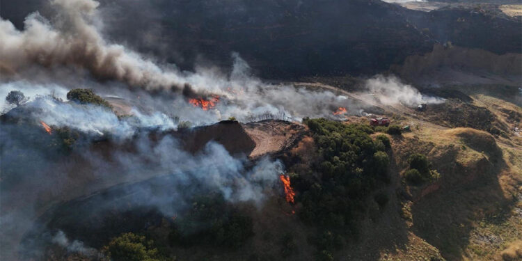 Manisa'da çöplük yangını; Matdere Mahallesi tahliye edildi