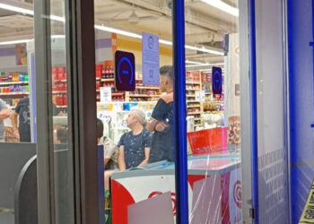 Markette kasa sırasında çıkan tartışma silahlı kavgaya dönüştü
