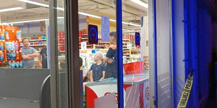 Markette kasa sırasında çıkan tartışma silahlı kavgaya dönüştü