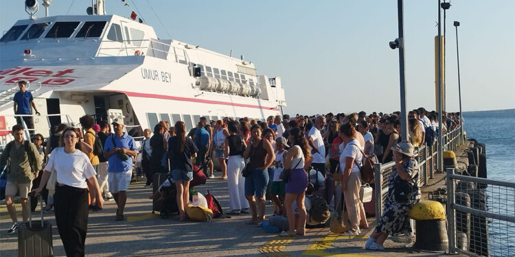 İstanbul'a gitmekte olan deniz otobüsü rahatsızlanan yolcu için geri döndü