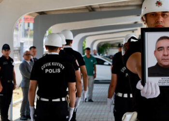 Görevi başındayken kalp krizi geçiren polis memuru hayatını kaybetti