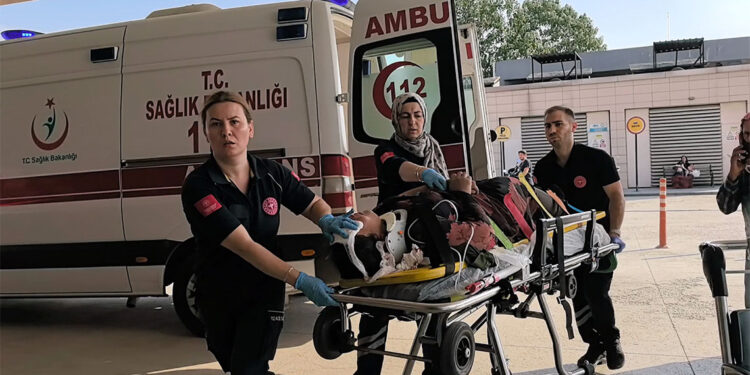 Seyir halindeki kamyonetin kasasından düşen mevsimlik işçi ağır yaralandı