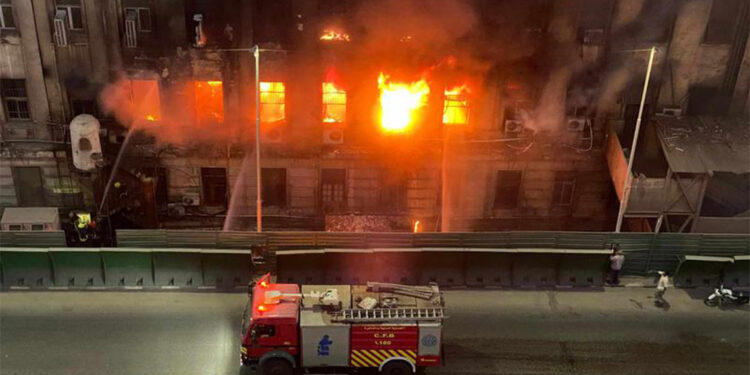 Mısır'da iletişim merkezinde yangın: 4 ölü