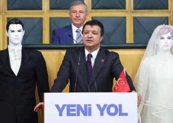 Mahmut Arıkan kürsüye gelin ve damat mankeniyle çıktı