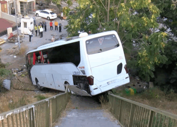 Maltepe'de servis otobüsü şarampole uçtu: 8 yaralı