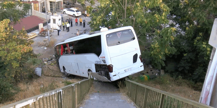 Maltepe'de servis otobüsü şarampole uçtu: 8 yaralı