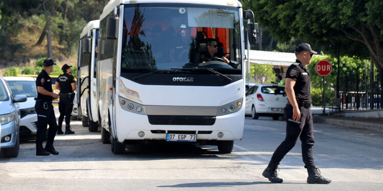 Manavgat Belediyesi'ne rüşvet operasyonunda şüpheliler adliyede