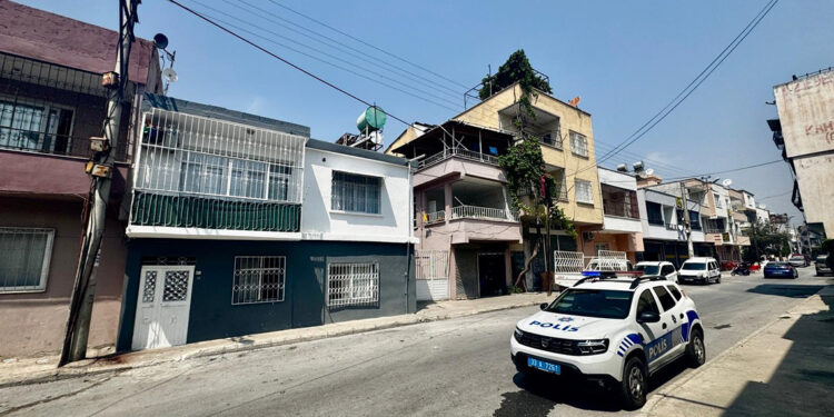 Mersin'de anne ile kızı başlarından vurularak öldürüldü