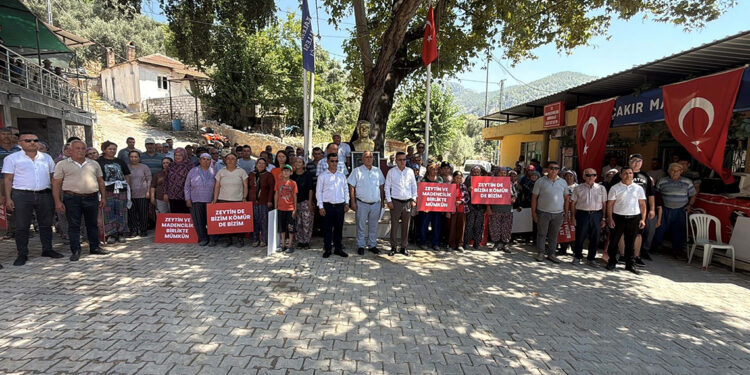 Milas'ta bölge halkından 'Zeytin ve madencilik birlikte mümkün' pankartı