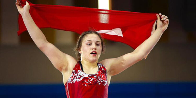 Milli güreşçi Beyza Nur Akkuş, 20 yaş altı Avrupa şampiyonu oldu