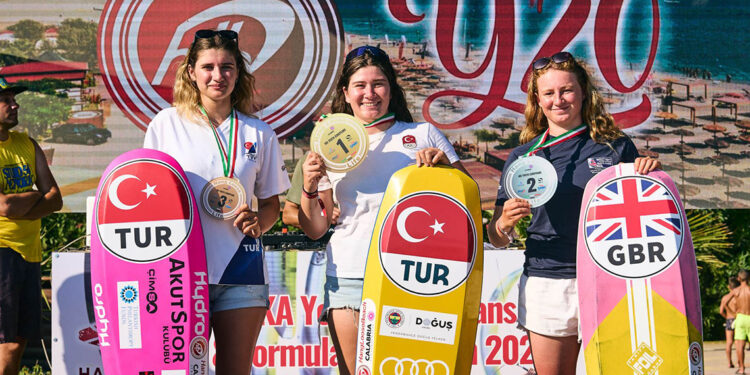 Milli sporculardan Formula Kite Gençler Avrupa Şampiyonası’nda tarihi başarı