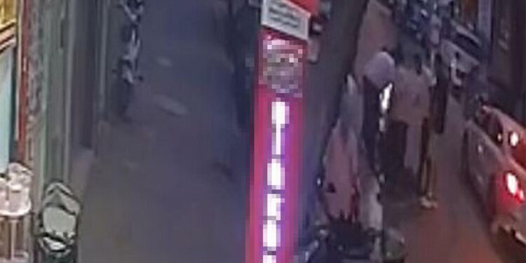 Nazilli'de bir kişiyi sokak ortasında darbeden 2 şüpheli tutuklandı