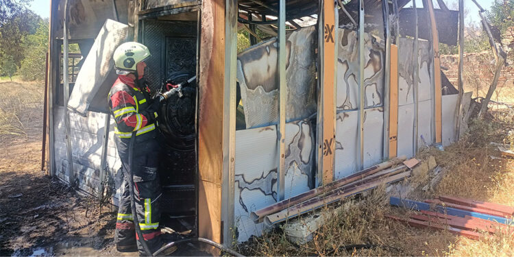 Nazilli'de çıkan ot yangını prefabrik depoya sıçradı