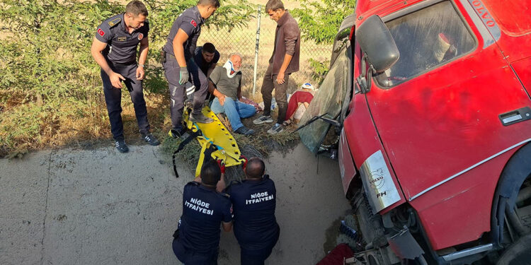 Niğde'de zincirleme kaza: 1’i ağır, 16 yaralı