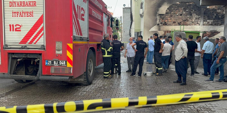Diyarbakır'da odunlukta çıkan yangın otomobile sıçradı