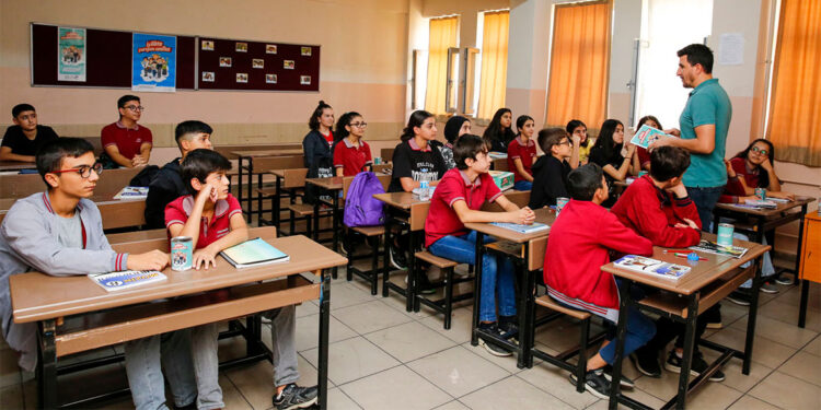 Öğrencilerden 42 ülkedeki 11 bin 608 yetim çocuğa destek