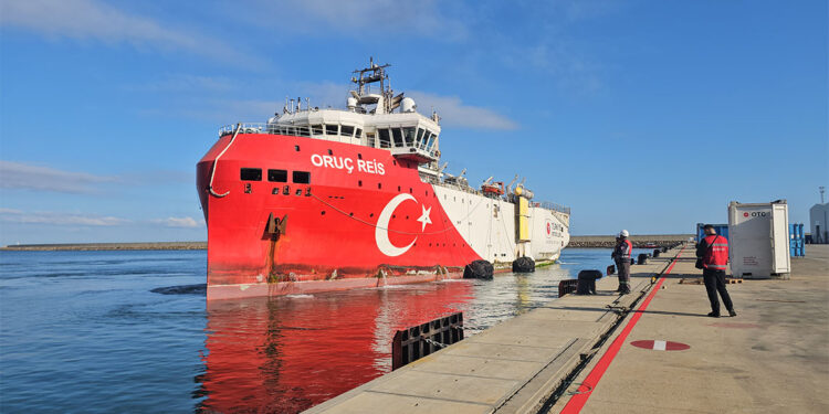 Oruç Reis Sismik Araştırma Gemisi Filyos Limanı'na ulaştı