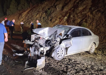 Otomobil orman yangınına su taşıyan tankere çarptı: 1'i ağır 2 yaralı