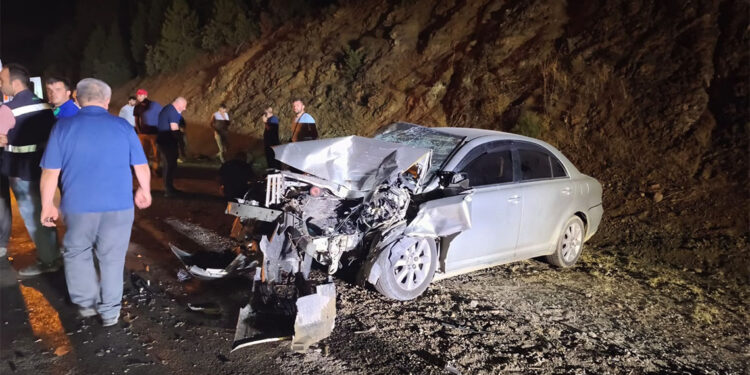 Otomobil orman yangınına su taşıyan tankere çarptı: 1'i ağır 2 yaralı