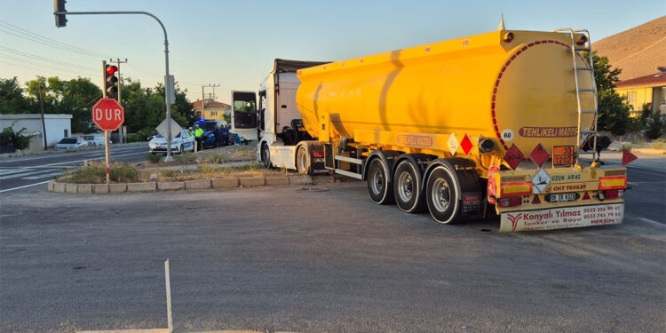 Akaryakıt tankeriyle çarpışan motosiklet sürücüsü öldü