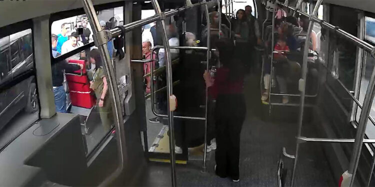 Ağrı'da özel halk otobüsünde epilepsi nöbeti geçiren yolcu hastaneye ulaştırıldı