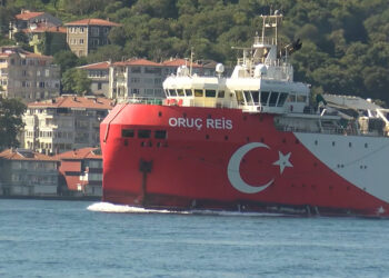 Oruç Reis İstanbul Boğazı'ndan geçti