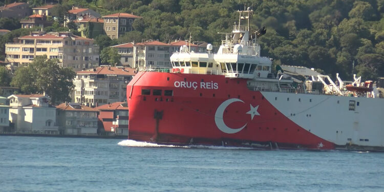 Oruç Reis İstanbul Boğazı'ndan geçti