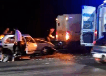 Otomobil, İETT yol bakım aracına çarptı: 1'i ağır 5 yaralı