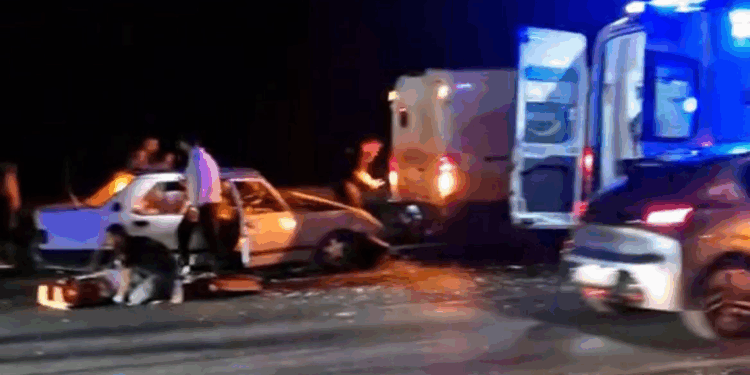 Otomobil, İETT yol bakım aracına çarptı: 1'i ağır 5 yaralı