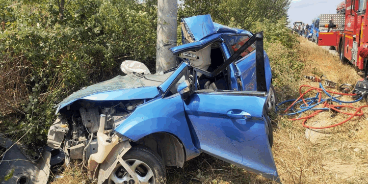 Otomobil beton direğe çarptı; 2 çocuk öldü