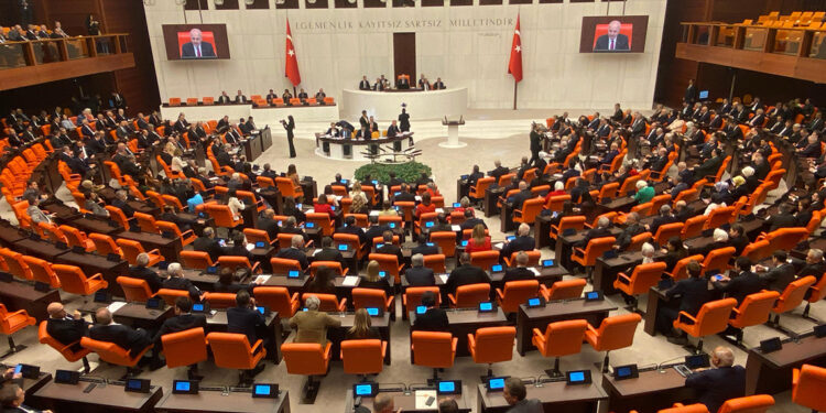 Özgür Özel'e ait dokunulmazlık dosyası TBMM'de