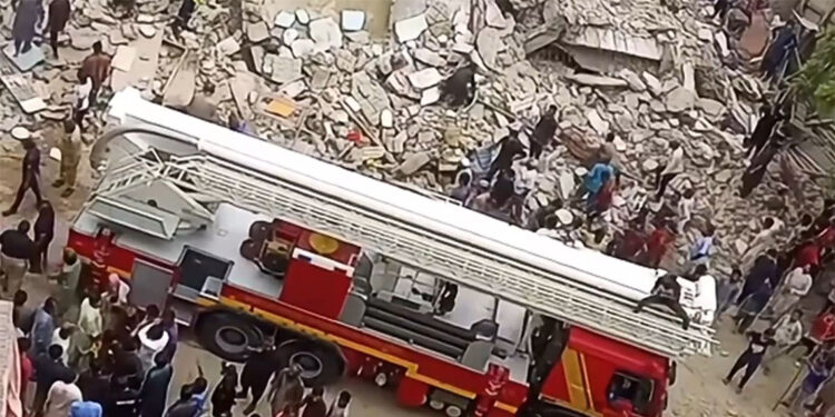 Pakistan'da çöken binada ölenlerin sayısı 27’ye yükseldi