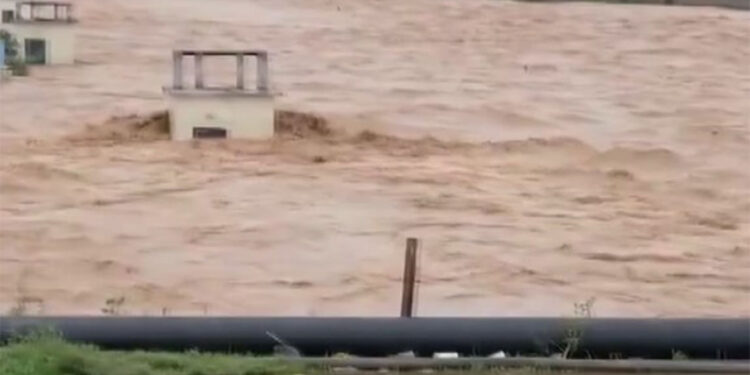 Pakistan'da muson yağışları; 72 ölü