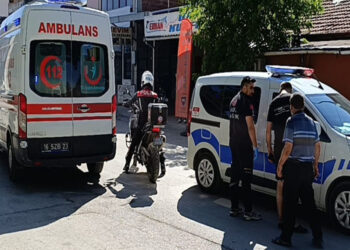 Parkta bıçakla yaraladığı kocasını hastaneye götürdü