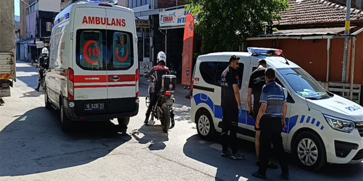 Parkta bıçakla yaraladığı kocasını hastaneye götürdü