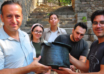 Pergamon'daki 'Mozaikli Ev'de 1400 yıllık bronz kazan bulundu