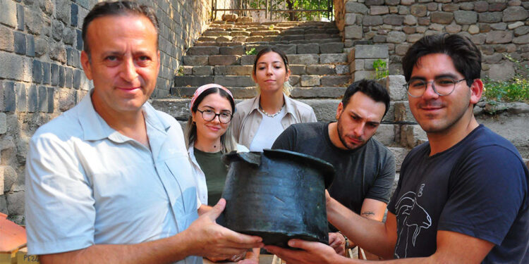 Pergamon'daki 'Mozaikli Ev'de 1400 yıllık bronz kazan bulundu
